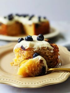 Cake de Yogurt Griego, Duraznos y Blueberries