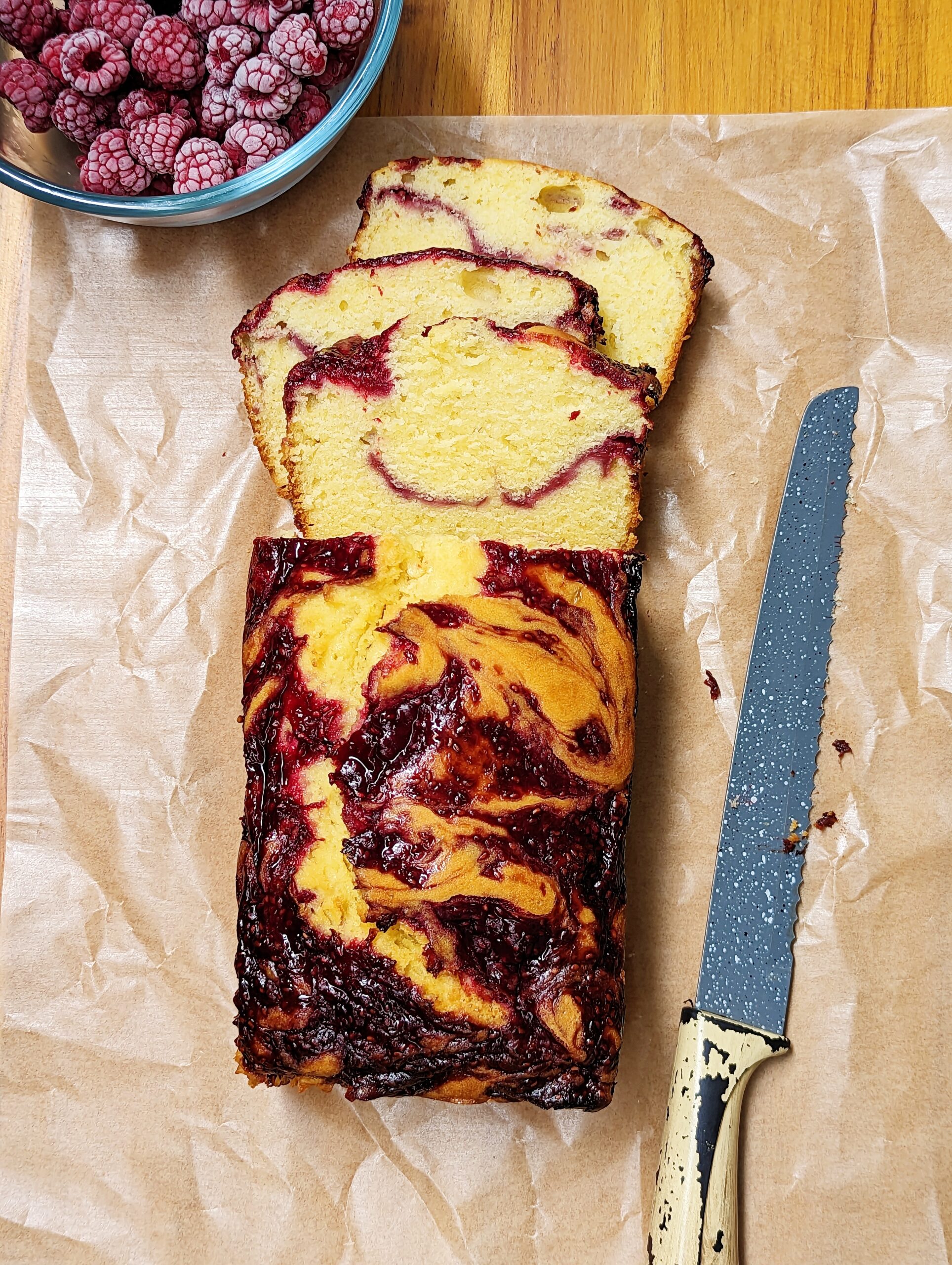 Cake marmoleado queso crema y frambuesas