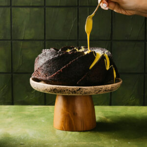 Cake de Doble Chocolate y Glaseado de Maracuyá